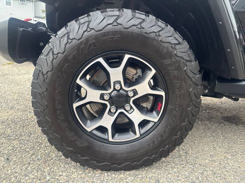 Used 2023 Jeep Wrangler Unlimited Rubicon w/ Cold Weather Group AWD/4WD image 11