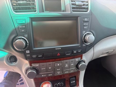 Used 2011 Toyota Highlander Limited w/ Tow Pkg FWD image 17
