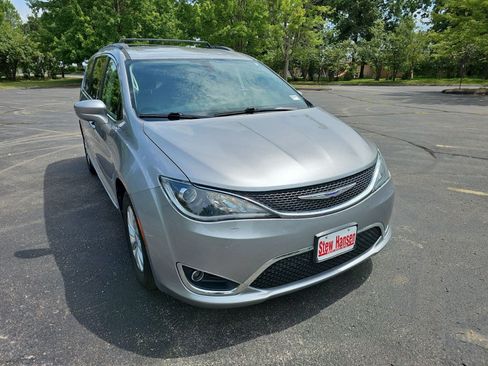 Used 2017 Chrysler Pacifica Touring-L FWD image 7