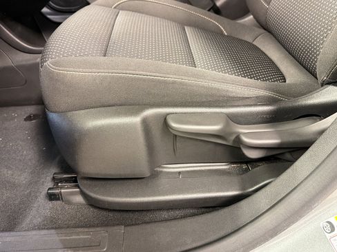 Used 2023 GMC Acadia SLE image 13