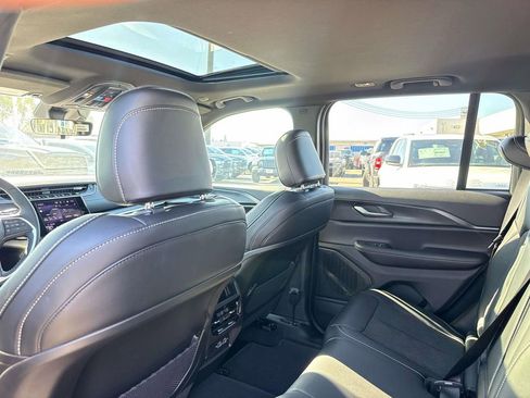 New 2025 Jeep Grand Cherokee Altitude image 9