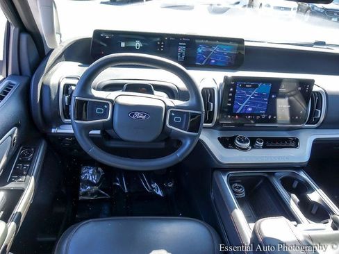 Used 2025 Ford Expedition Active image 14