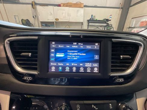 Used 2020 Chrysler Pacifica Touring-L FWD image 17