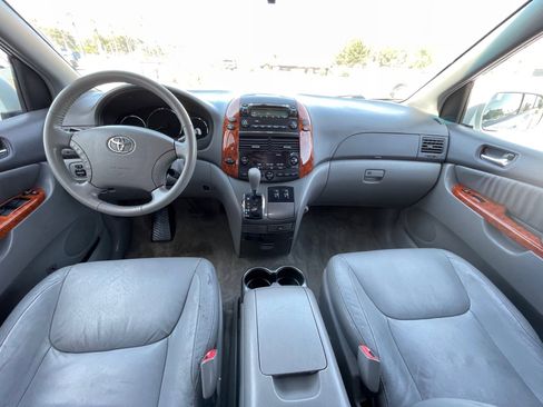 Used 2007 Toyota Sienna XLE image 19