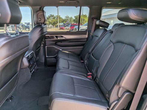 Used 2025 Jeep Wagoneer 4WD w/ Convenience Group I image 18
