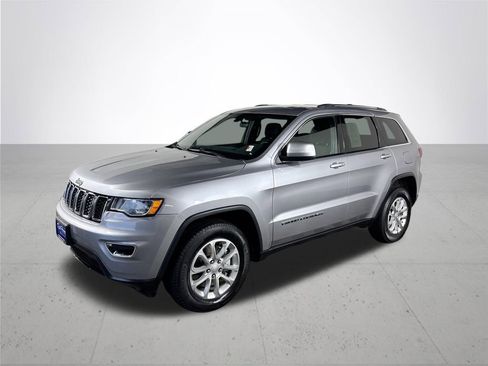 Used 2021 Jeep Grand Cherokee Laredo image 2