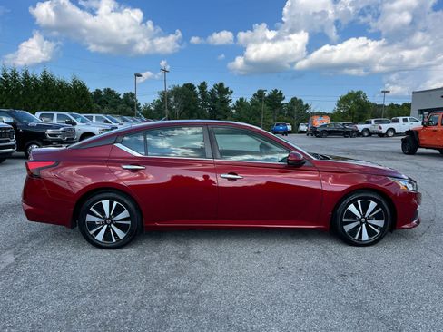 Used 2022 Nissan Altima 2.5 SV w/ SV Premium Package FWD image 2