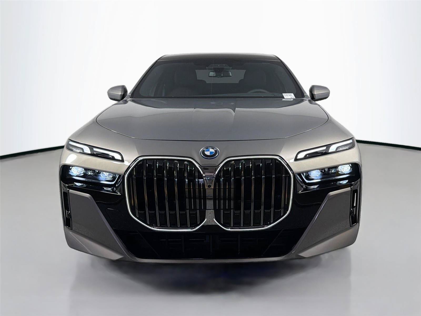 New 2026 BMW 750e xDrive AWD/4WD image 2