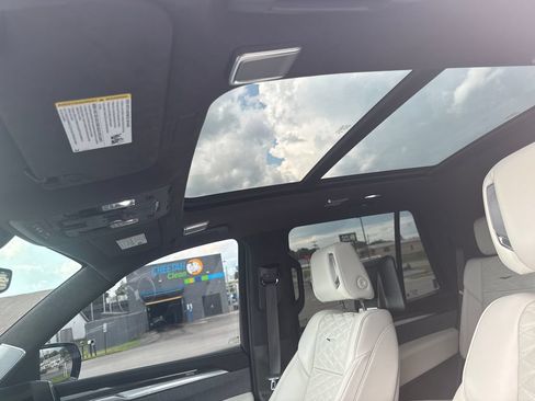 Used 2025 Cadillac Escalade V AWD/4WD image 23