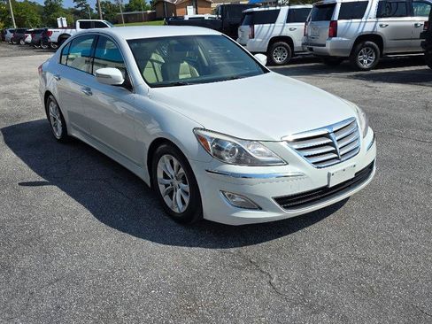 Used 2013 Hyundai Genesis 3.8 RWD image 3