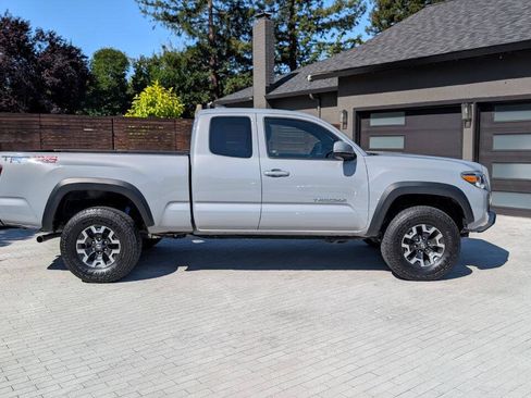 Used 2018 Toyota Tacoma TRD Off-Road w/ Technology Package AWD/4WD image 2