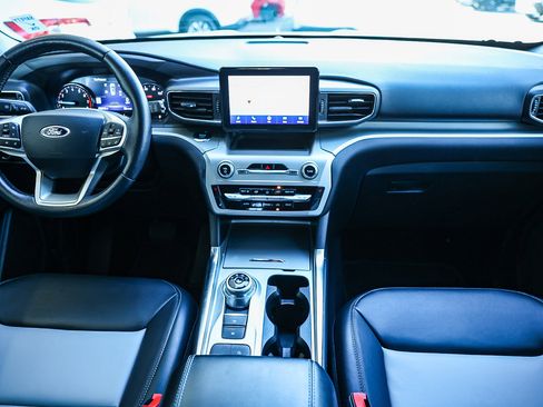 Used 2022 Ford Explorer XLT w/ Equipment Group 202A image 3