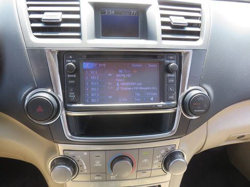 Used 2013 Toyota Highlander SE AWD/4WD image 17