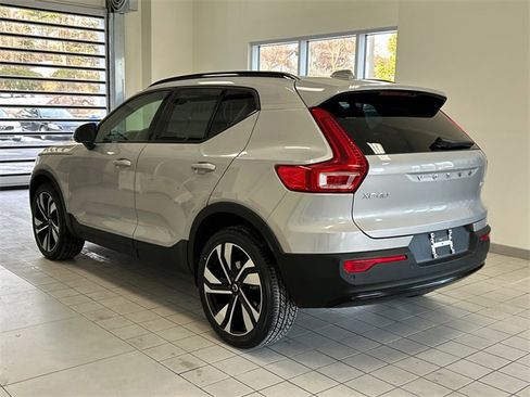 Certified 2025 Volvo XC40 B5 Plus image 2