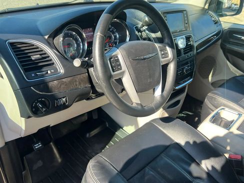Used 2016 Chrysler Town & Country Touring w/ Driver Convenience Group FWD image 16