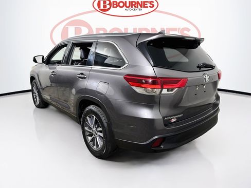 Used 2019 Toyota Highlander XLE w/ Carpet Mat Package (TMS) AWD/4WD image 8