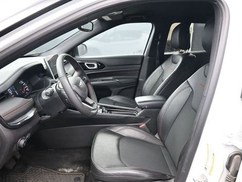 Used 2025 Jeep Compass Trailhawk image 19