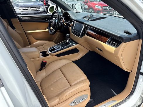 Used 2018 Porsche Macan S image 16