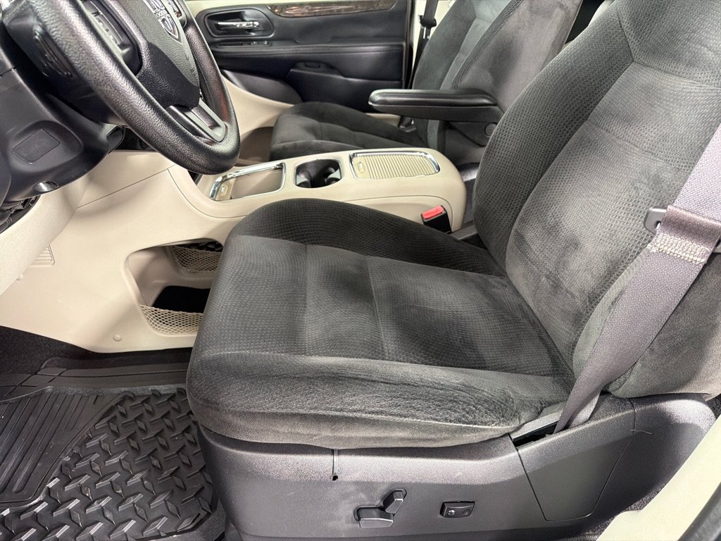 Used 2016 Dodge Grand Caravan SXT FWD image 12
