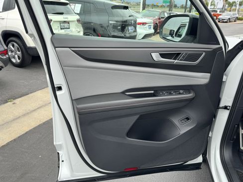 Used 2024 Volkswagen Atlas Peak Edition SE image 14