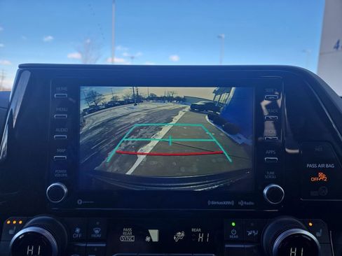 Used 2021 Toyota Highlander XLE image 19