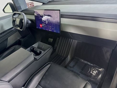 Used 2024 Tesla Cybertruck AWD Crew Cab image 31
