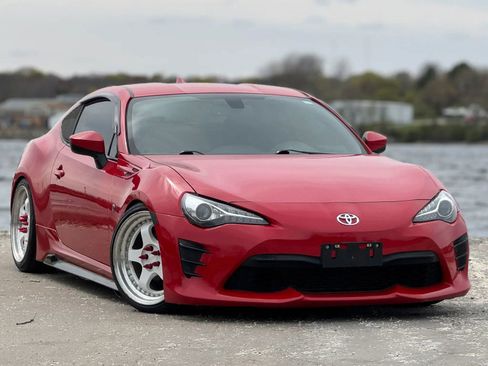 Used 2018 Toyota 86 RWD image 2