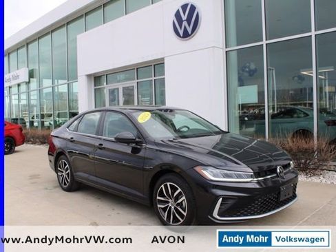 Used 2025 Volkswagen Jetta SE image 1