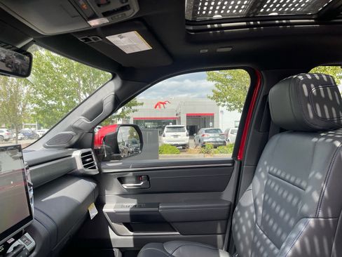 Used 2025 Toyota Sequoia Platinum AWD/4WD image 40