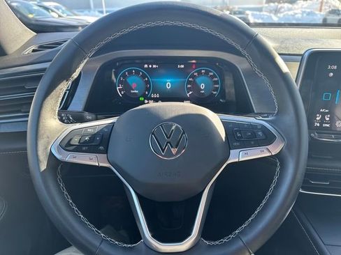 Certified 2025 Volkswagen Atlas Cross Sport SE image 18