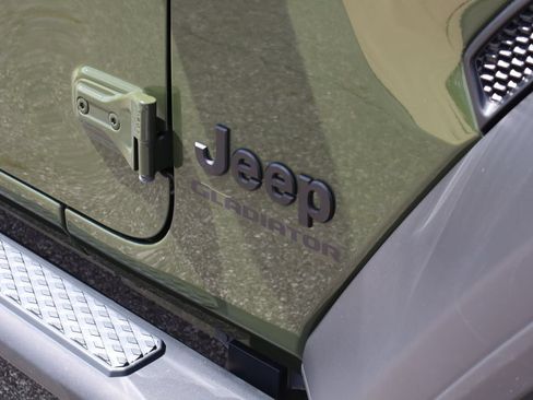 Used 2022 Jeep Gladiator Sport AWD/4WD image 2
