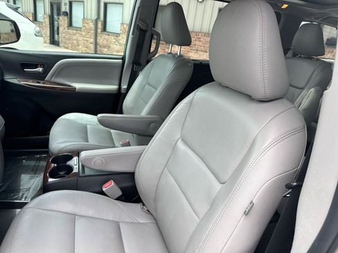 Used 2016 Toyota Sienna Limited Premium FWD image 32