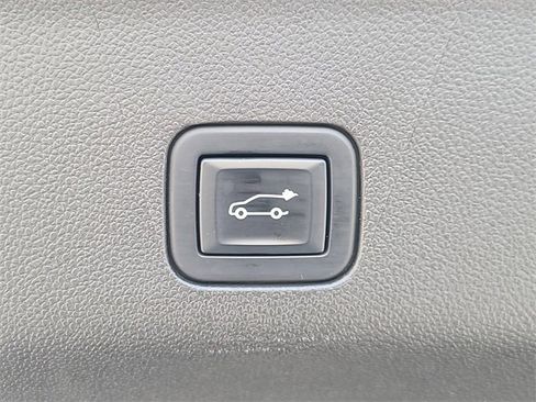 Used 2022 Chevrolet Tahoe LT w/ Luxury Package image 12