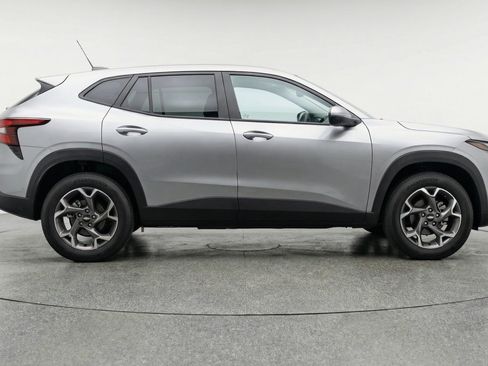 Used 2025 Chevrolet Trax LT FWD image 8