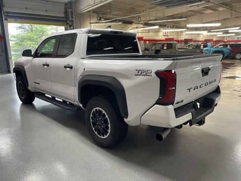 Certified 2025 Toyota Tacoma TRD Off-Road AWD/4WD image 8