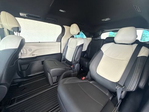 Used 2026 Toyota Sienna Limited FWD image 34