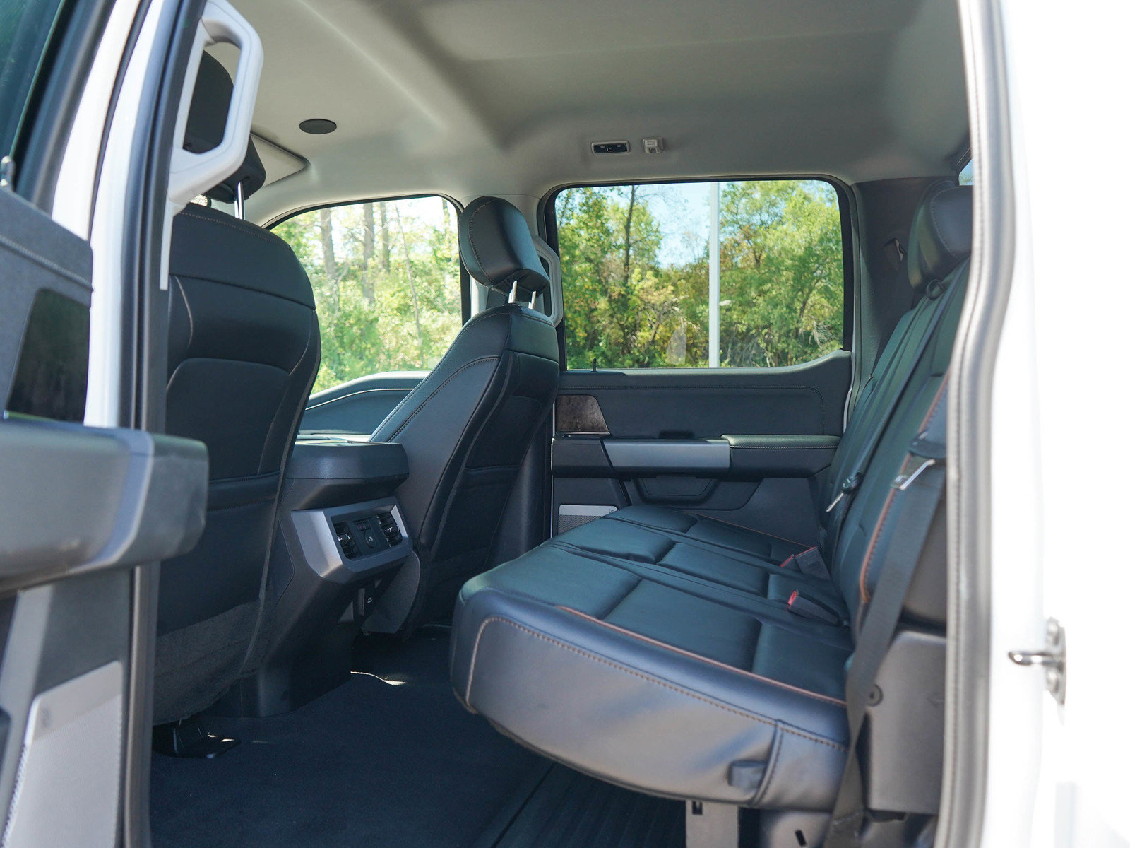 Used 2025 Ford F350 Lariat w/ Lariat Ultimate Package AWD/4WD image 17