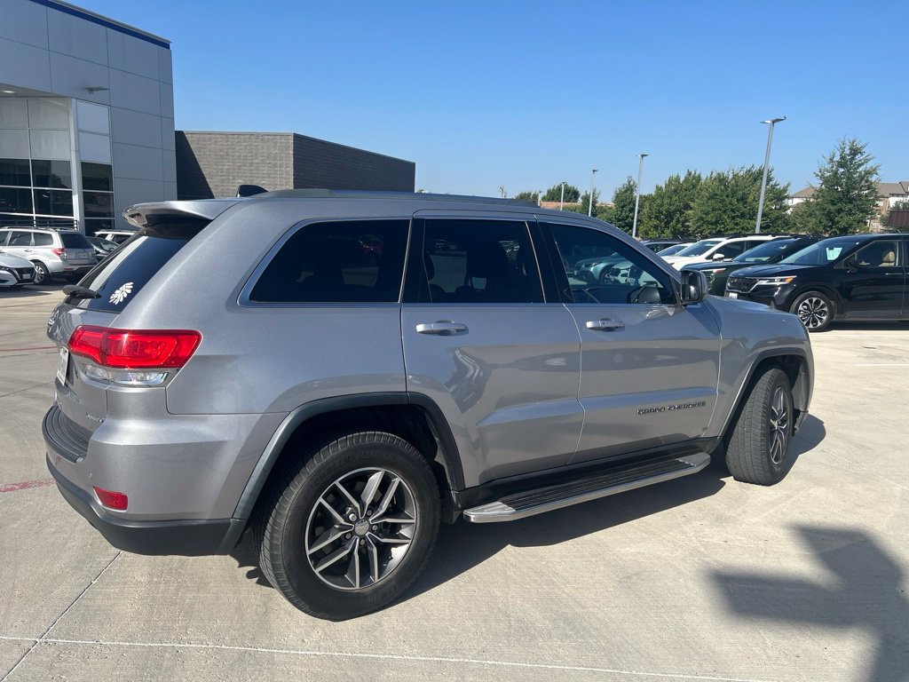 Used 2018 Jeep Grand Cherokee Laredo RWD image 3