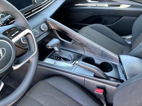 Used 2021 Hyundai Elantra SE FWD image 17