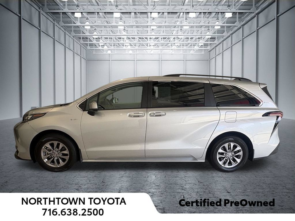 Used 2025 Toyota Sienna LE w/ LE Plus Package AWD/4WD image 1