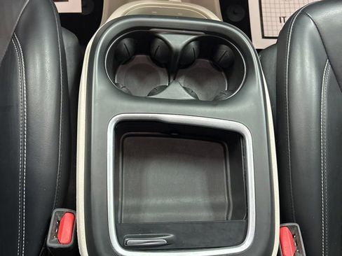 Used 2023 Chrysler Pacifica Touring-L image 15