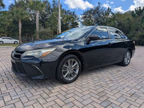 Used 2016 Toyota Camry SE image 3