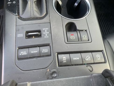 Used 2020 Toyota Highlander XLE image 25