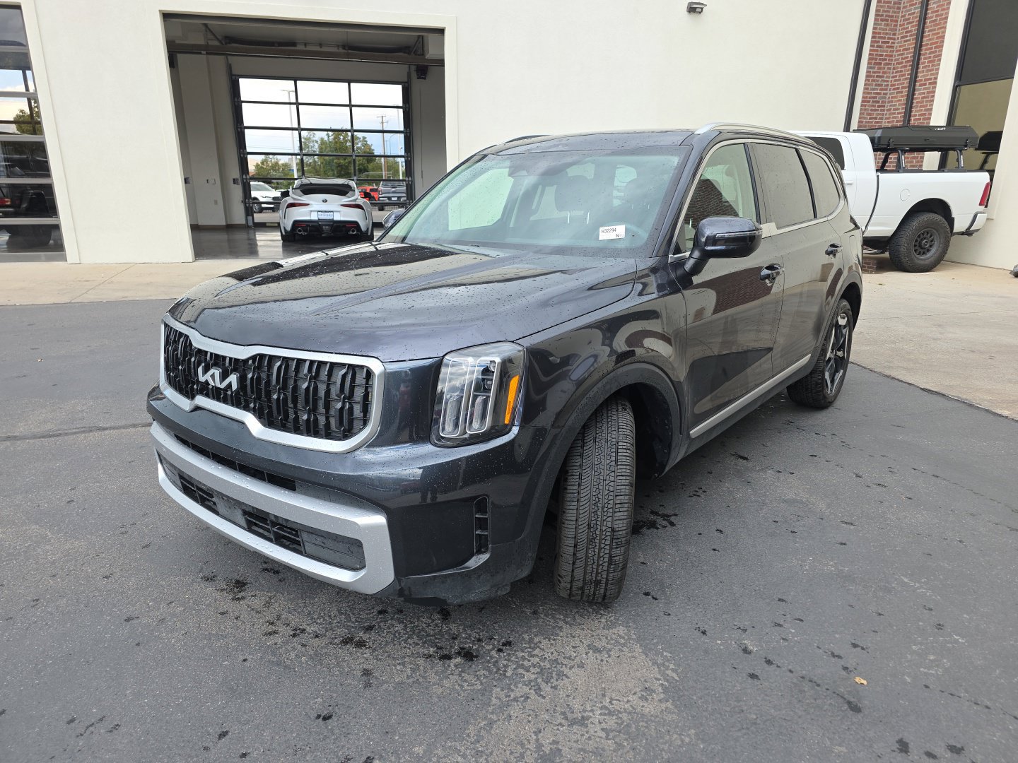 Used 2025 Kia Telluride EX w/ EX Captain's Chair Package AWD/4WD image 3
