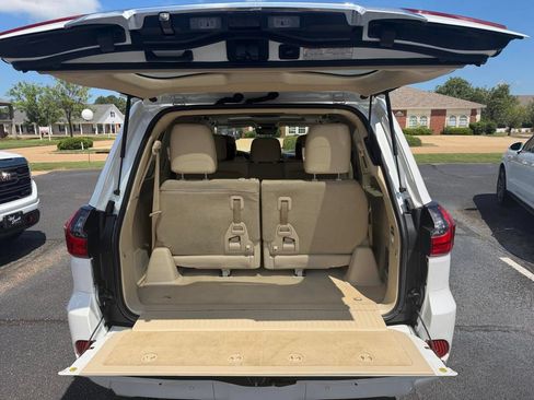 Used 2019 Lexus LX 570 4WD w/ Luxury Package image 11