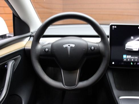 Used 2023 Tesla Model Y 2WD image 27