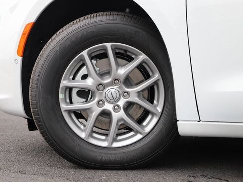 New 2026 Chrysler Pacifica Select image 3