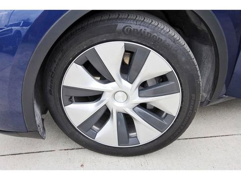 Used 2022 Tesla Model Y Long Range AWD/4WD image 26