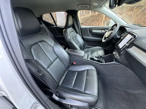 Used 2023 Volvo XC40 B5 Core w/ Convenience Package image 29
