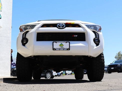 Used 2018 Toyota 4Runner SR5 AWD/4WD image 17